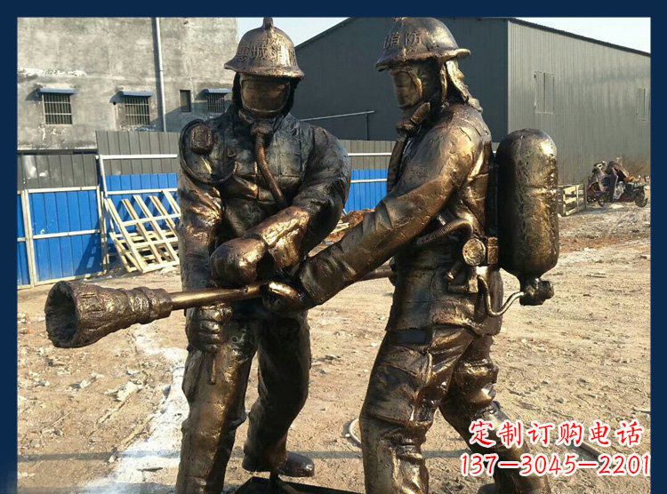 贵阳以消防员为原型的铜雕塑