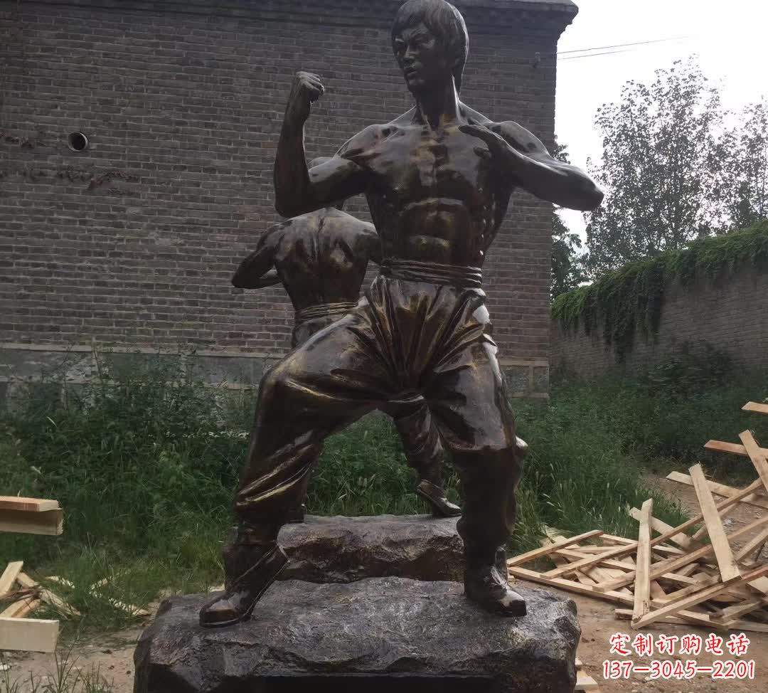 贵阳令人叹为观止的李小龙铜雕