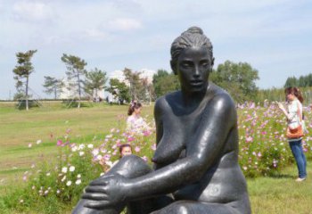 贵阳中领雕塑给公园增添开心的女人铜雕