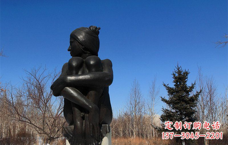 贵阳广场抱膝盖的女孩人物铜雕