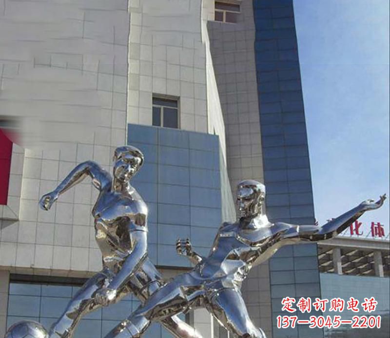 贵阳广场不锈钢踢足球运动雕塑