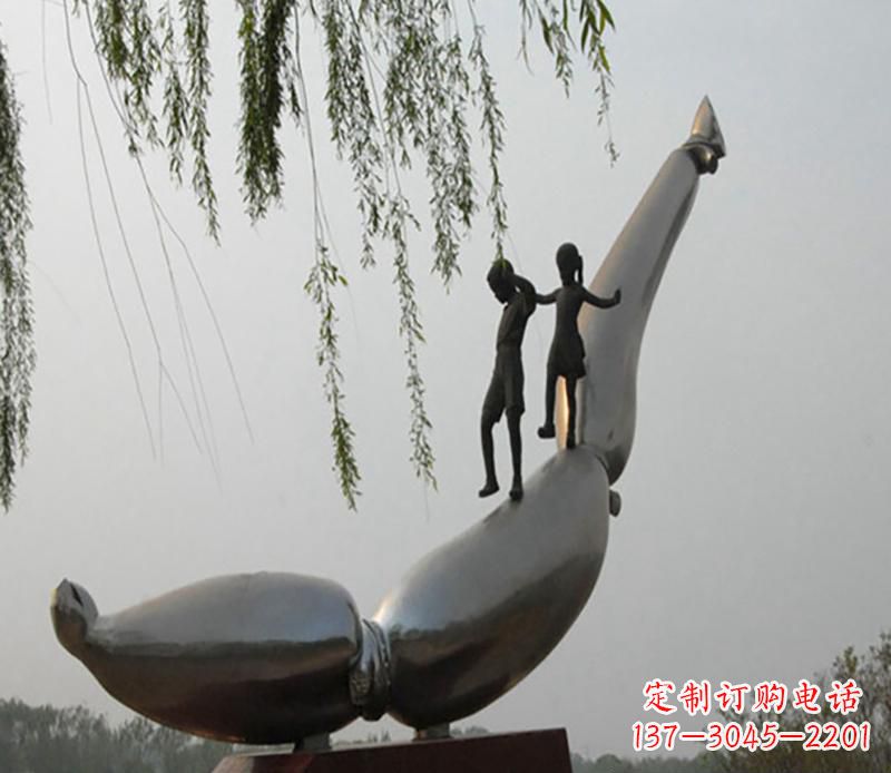 贵阳广场不锈钢站在海豚情侣景观雕塑
