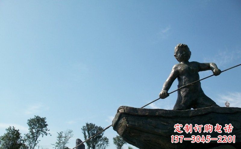 贵阳男孩撑船铜雕，营造童趣氛围