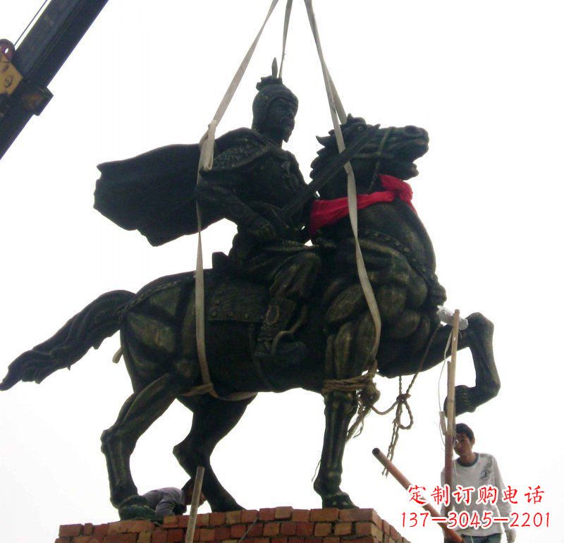 贵阳广场古代骑马的将军景观铜雕