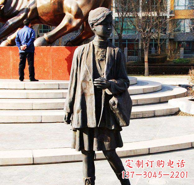贵阳真实可爱的女孩铜雕塑