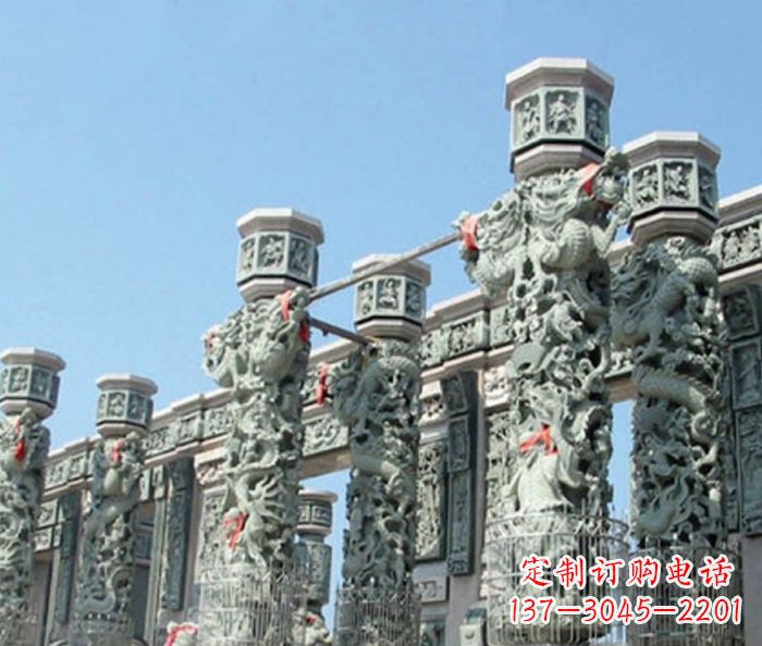 贵阳青石龙柱雕塑，装点热闹的广场景观