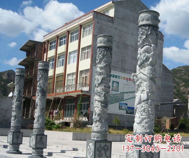 贵阳以龙柱为原型的十二生肖石雕