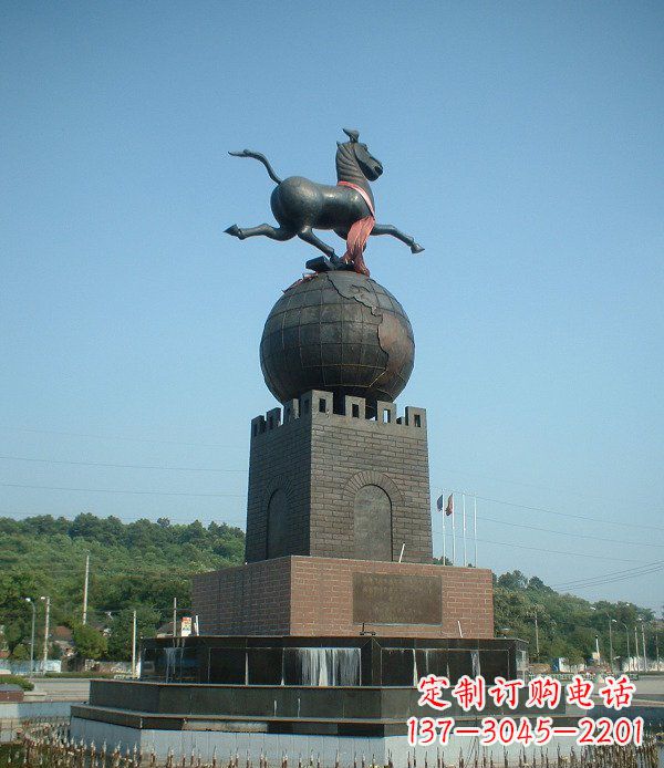 贵阳广场马踏地球城市景观铜雕