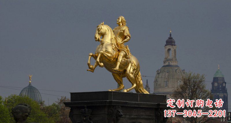 贵阳广场骑马的西方人物景观铜雕