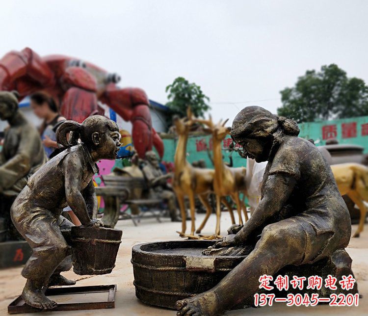 贵阳注重传统的母爱——广场铜雕母亲洗衣服小品雕塑