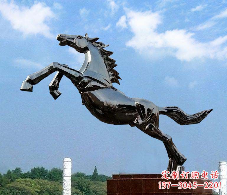 贵阳浑然天成的激情奔马雕塑