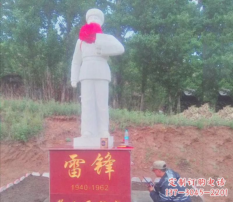 贵阳珍贵的白玉雷锋雕塑