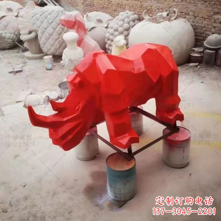 贵阳红色几何切面抽象犀牛雕塑