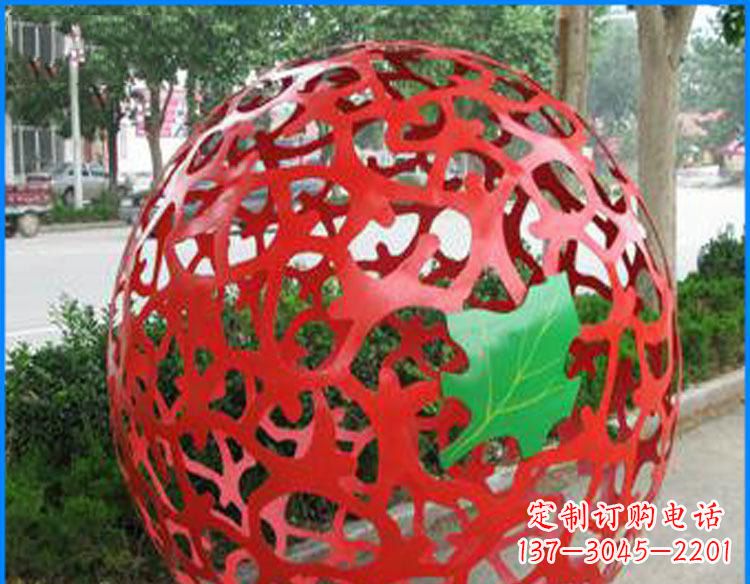 贵阳街边不锈钢镂空球和树叶景观雕塑