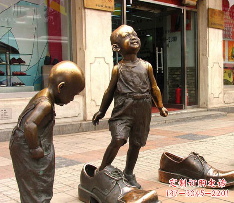贵阳街边穿大鞋的小孩铜雕