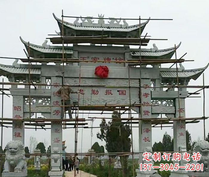 贵阳传承古艺三门牌坊石雕