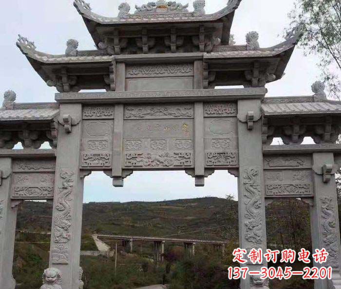 贵阳地标性的三门石雕牌坊