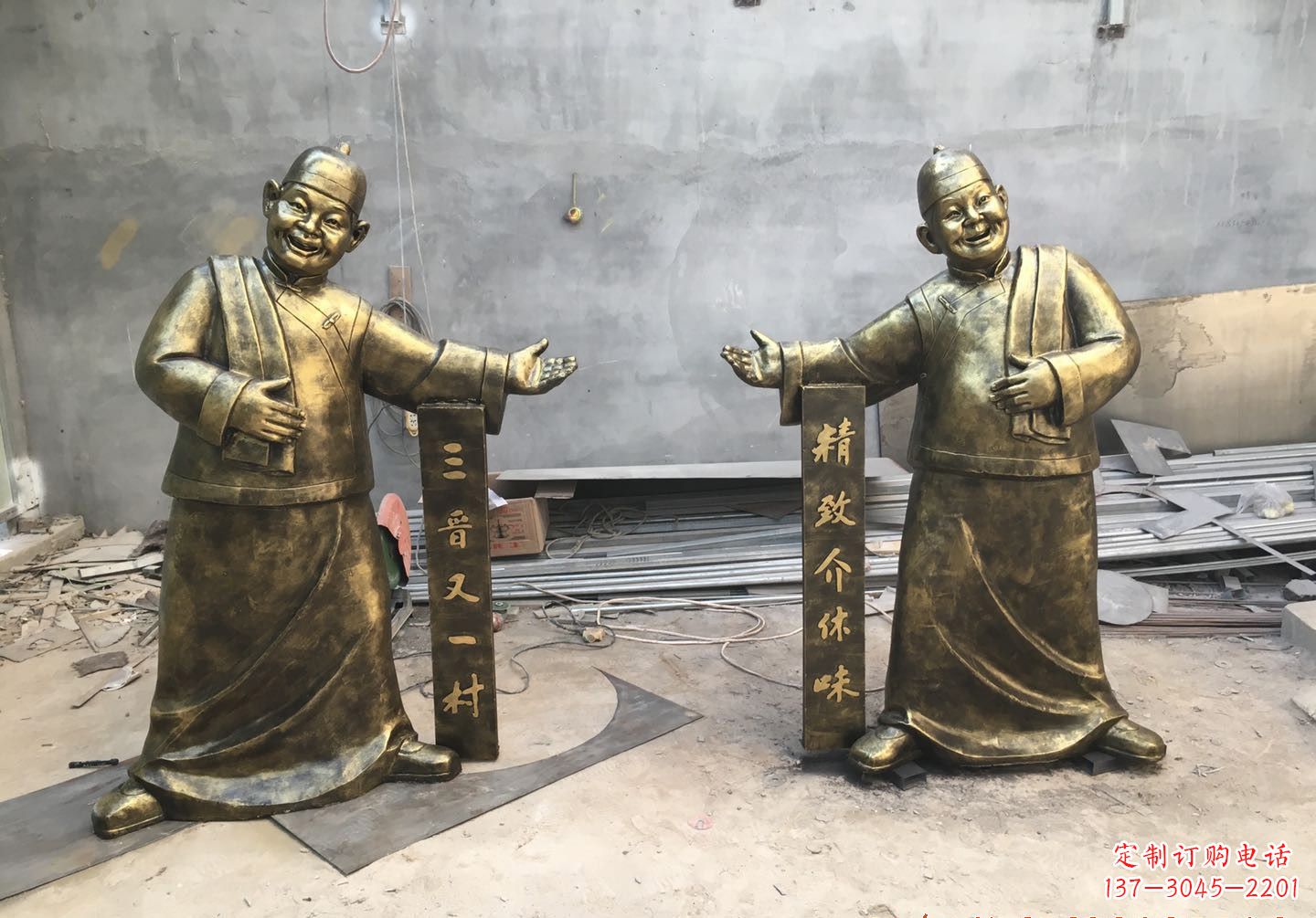 贵阳中领雕塑:酒店门口店小二人物铜雕