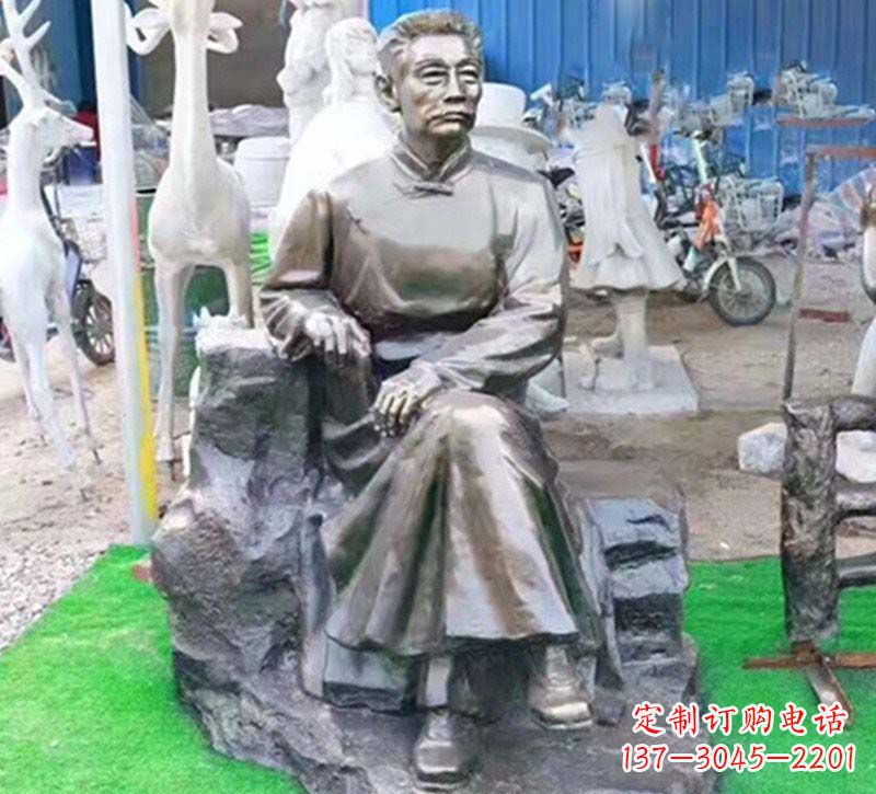 贵阳鲁迅铜雕塑，铸就永恒传奇