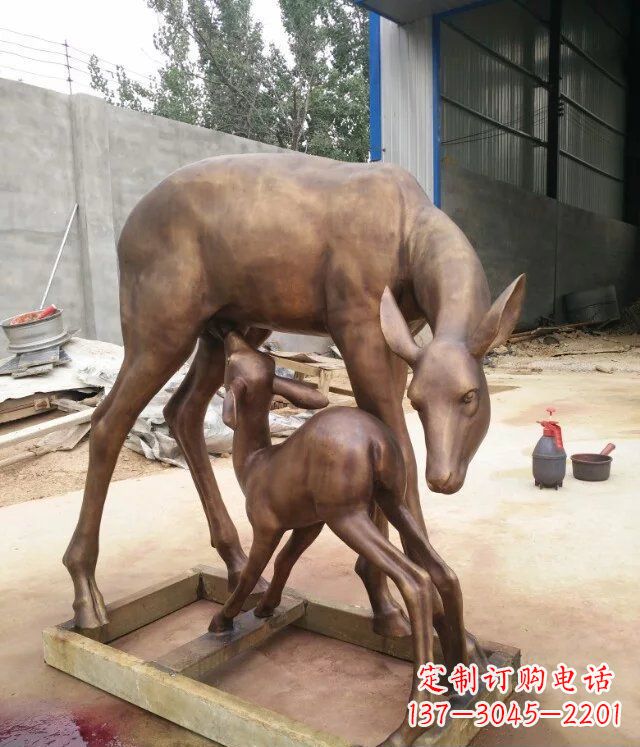 贵阳母子鹿公园动物铜雕