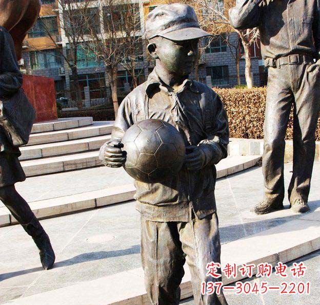 贵阳拿足球的小学生人物铜雕