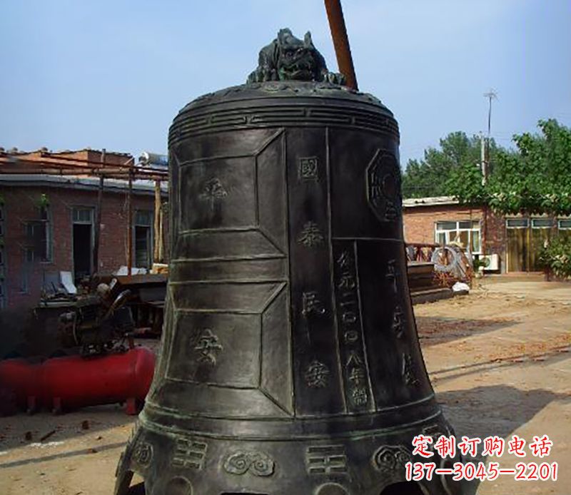 贵阳平安国泰，民安铜钟雕塑