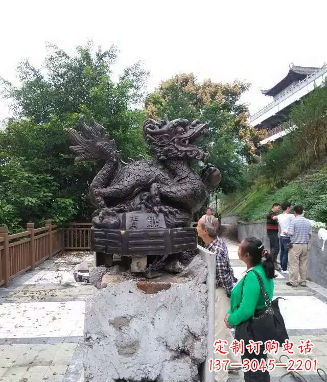 贵阳青龙神兽雕塑，神态凝重，气势磅礴