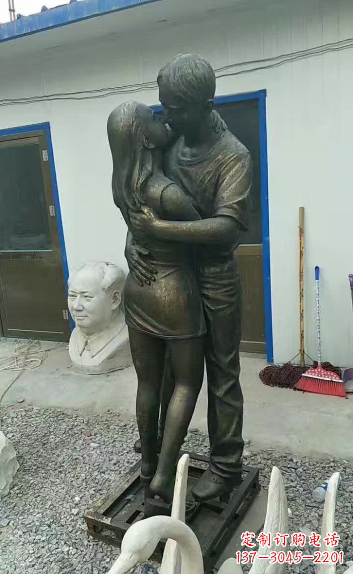 贵阳情侣亲吻铜雕