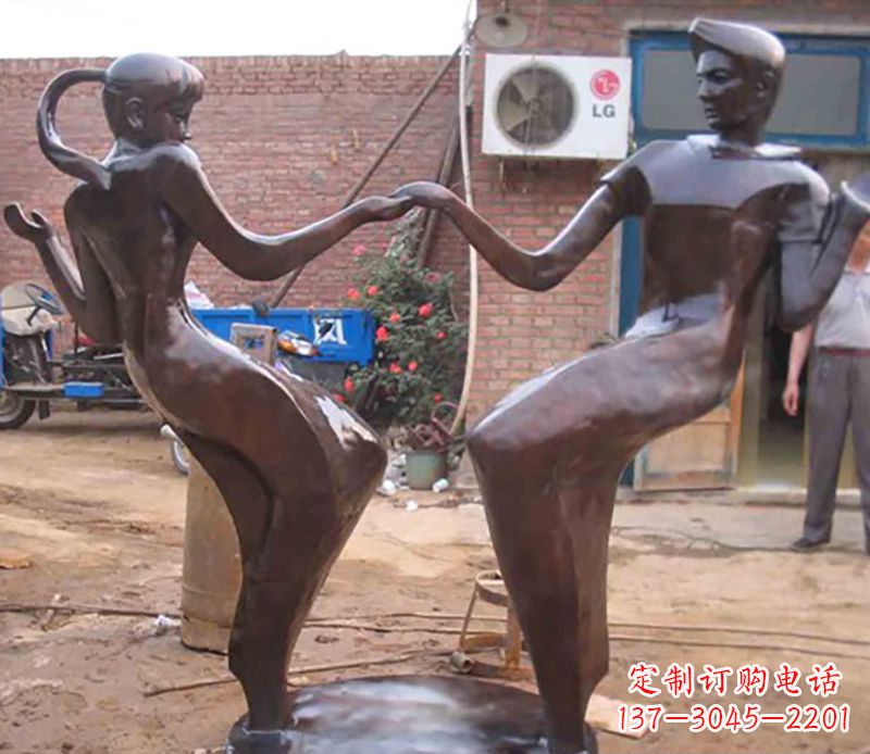 贵阳时尚多彩的情侣雕塑