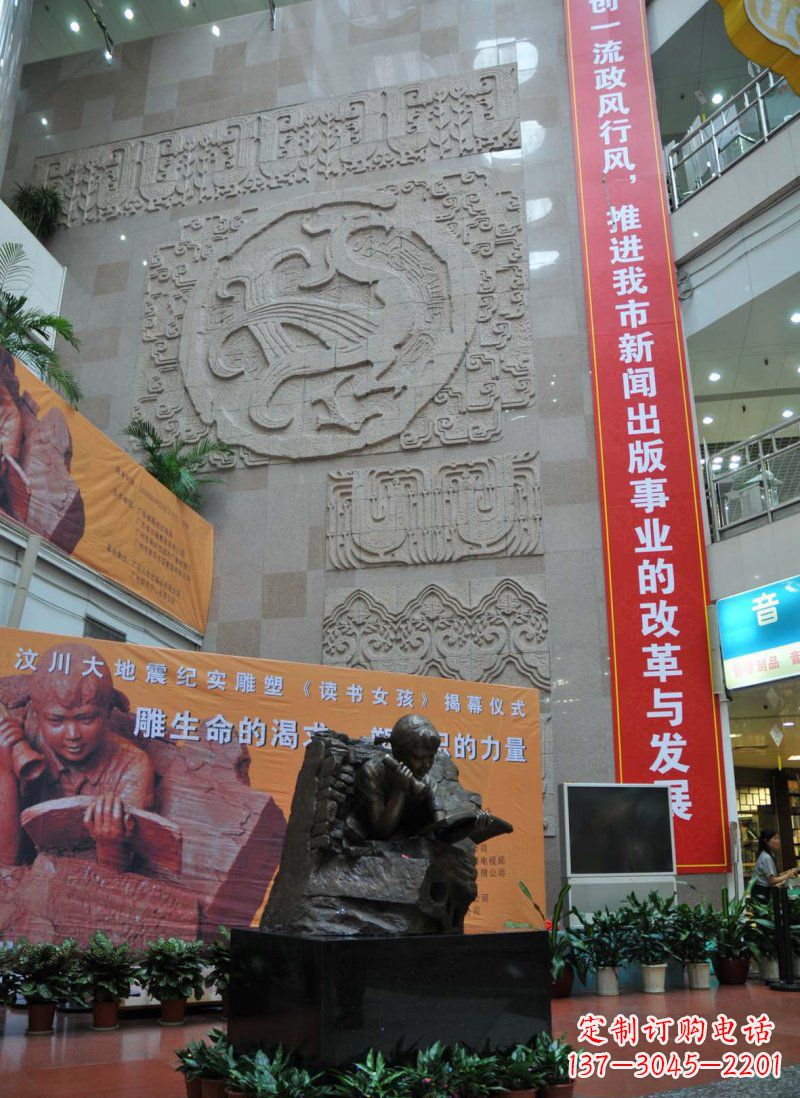 贵阳令人惊叹的小女孩景观铜雕