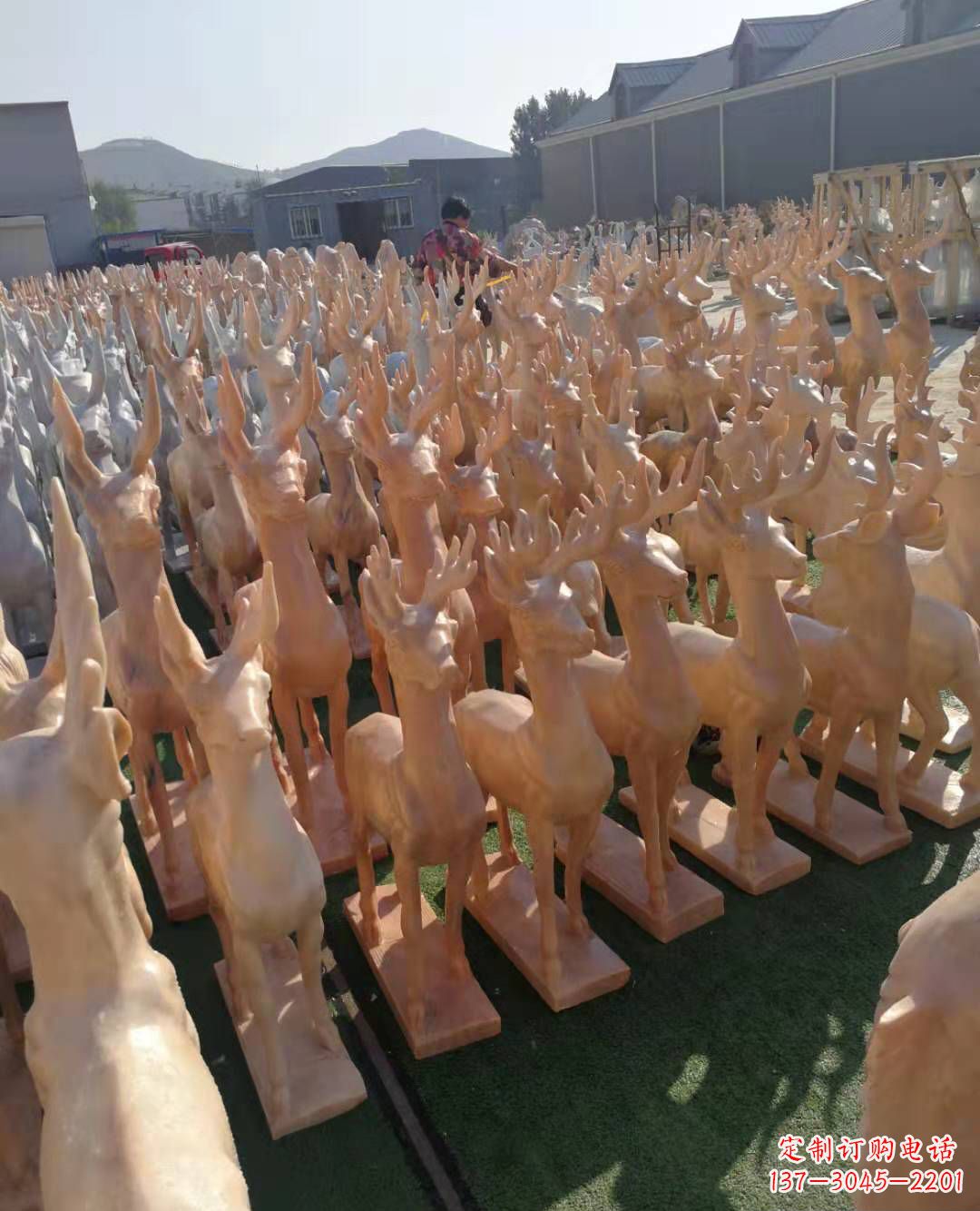 贵阳红梅花鹿雕塑，美丽而优雅