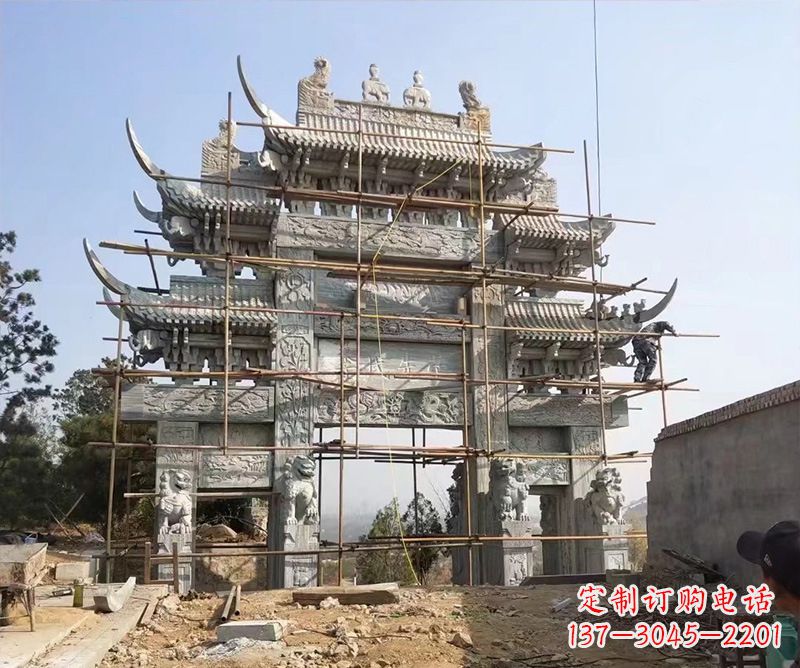 贵阳石牌坊外东侧的龙凤雕塑
