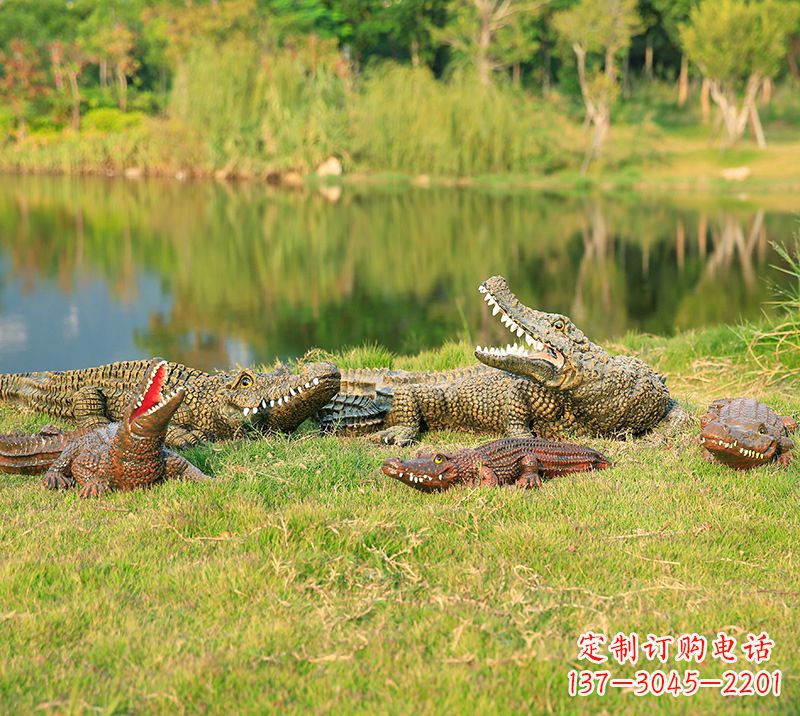 贵阳树脂鳄鱼仿真动物雕塑,公园水池草丛动物摆件