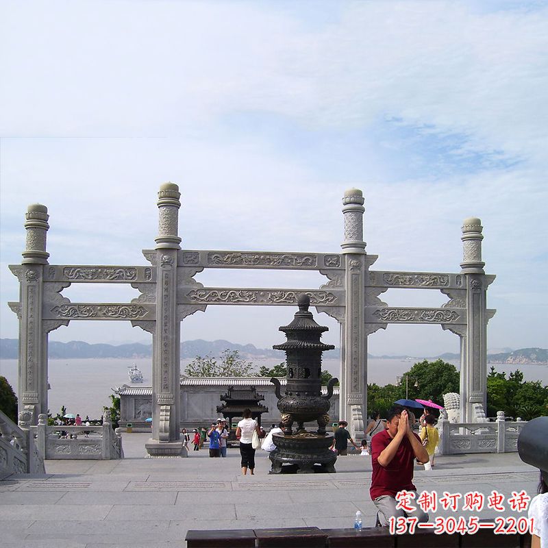 贵阳寺院冲天式石雕牌坊