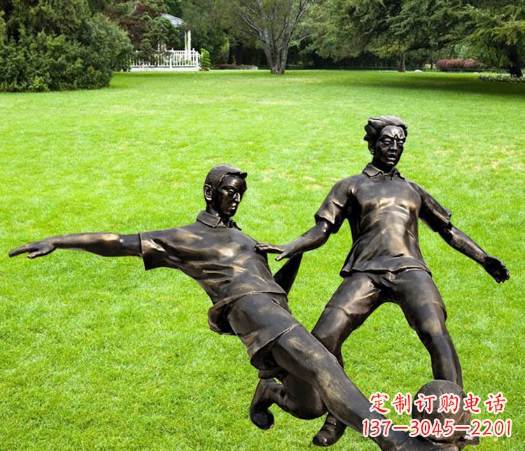 贵阳踢足球的人物铜雕