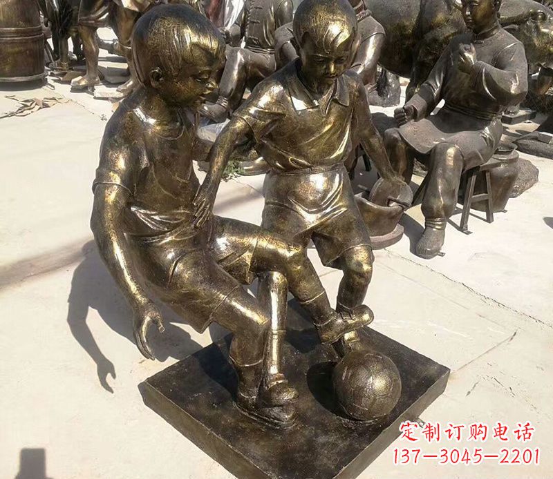 贵阳踢足球的儿童铜雕