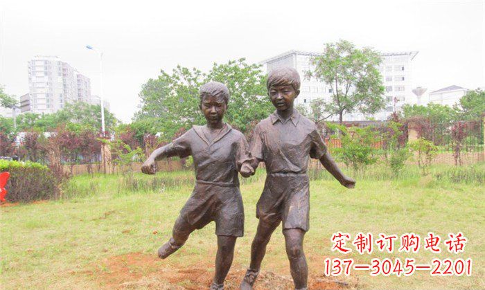 贵阳踢足球公园人物铜雕 (2)