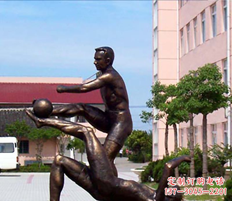贵阳踢足球人物广场小品铜雕