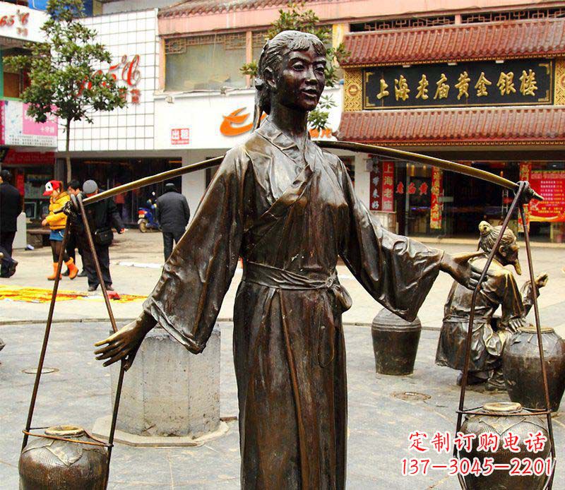 贵阳挑着罐子的古代女人铜雕
