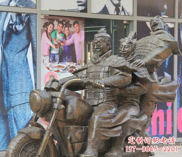 贵阳铜雕步行街骑摩托人物雕塑