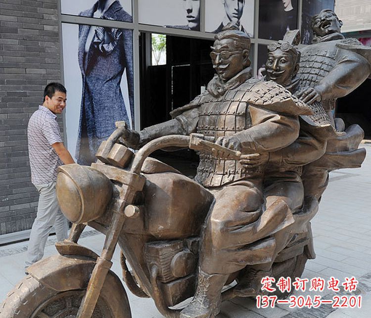 贵阳铜雕街头骑摩托人物雕塑