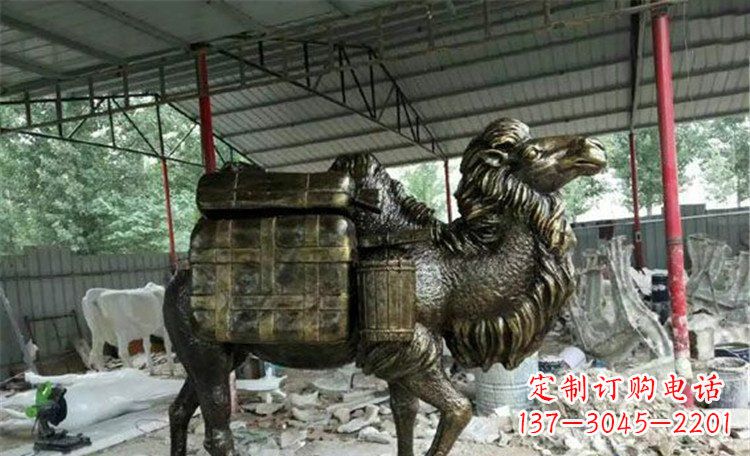 贵阳拖行李的骆驼动物铜雕 (2)