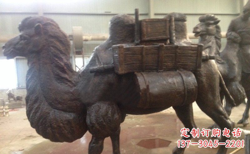 贵阳驮着东西的骆驼公园动物铜雕