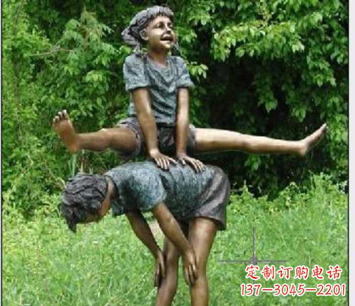 贵阳玩跳山羊的儿童铜雕