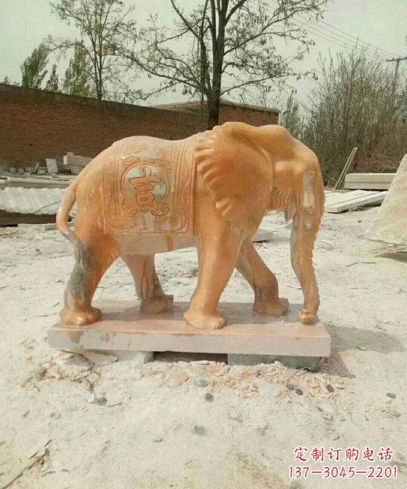 贵阳晚霞红大象雕塑