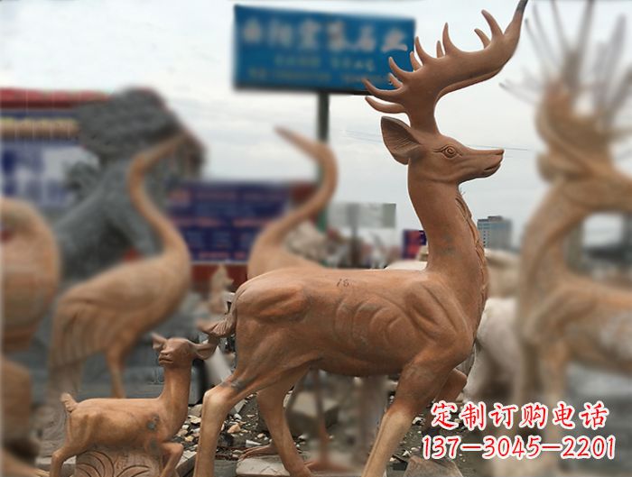 贵阳晚霞红动物驯鹿公园石雕