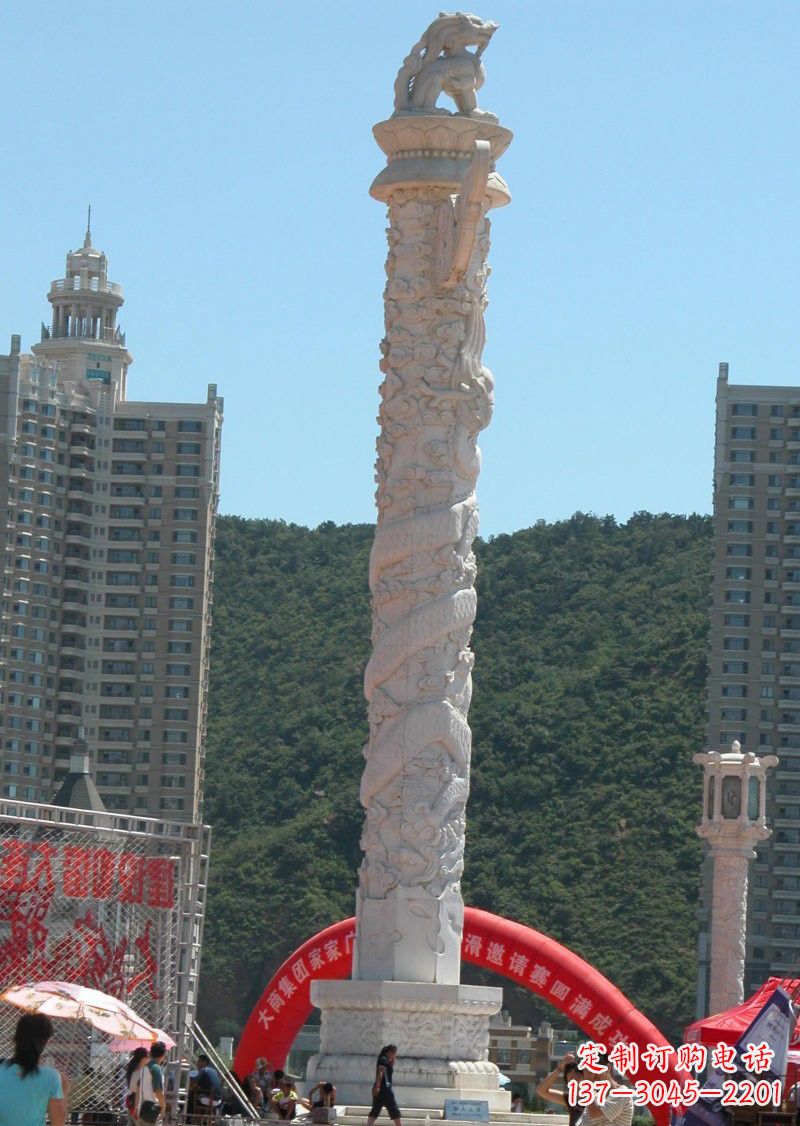 贵阳晚霞红广场龙柱