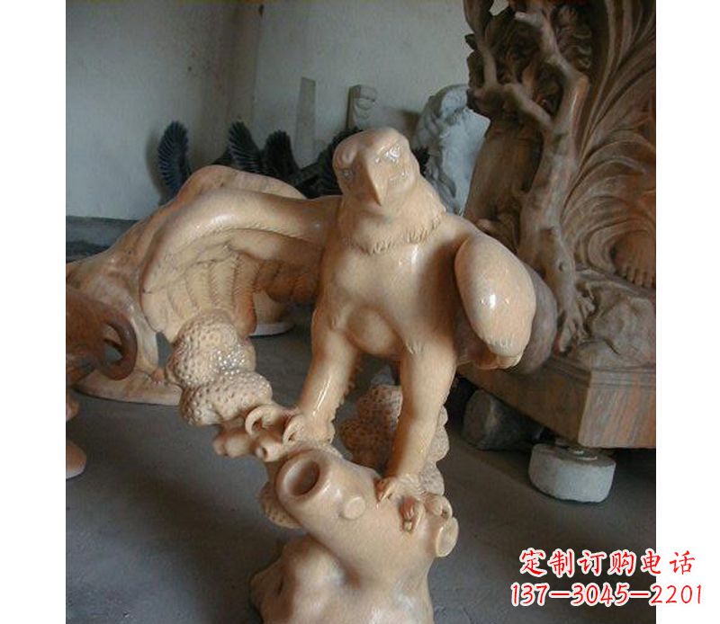 贵阳晚霞红老鹰石雕 