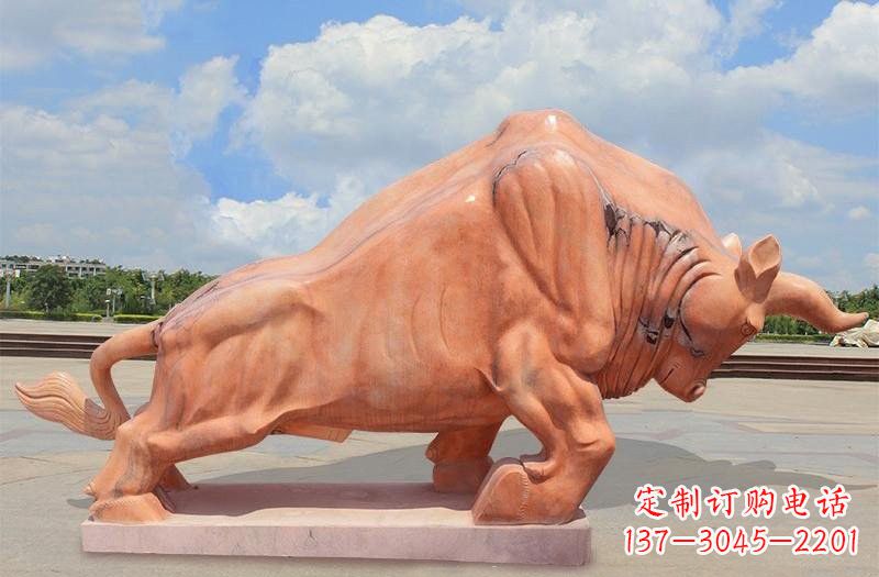 贵阳晚霞红拓荒牛石雕