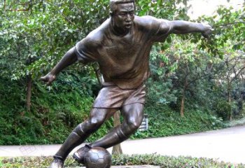 贵阳踢足球铜雕体育运动人物雕塑